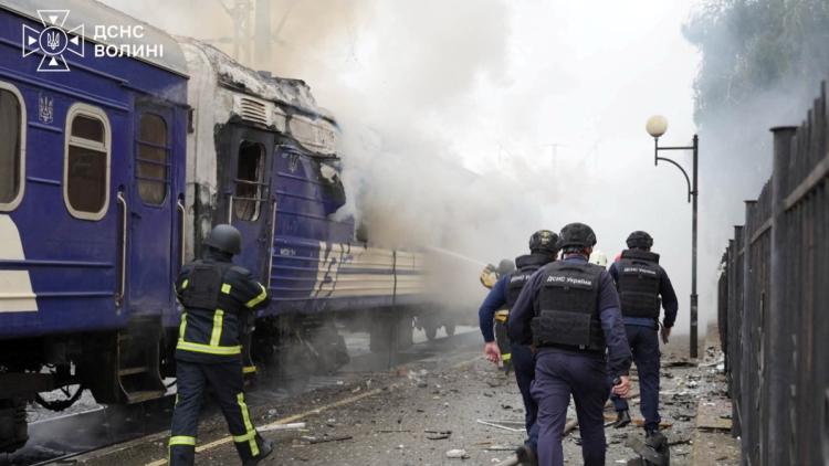 0bf64435-d1d9-46ea-9f14-530d8d773a62 Volodymyr Zelensky déclare que Moscou a frappé un train délibérément
