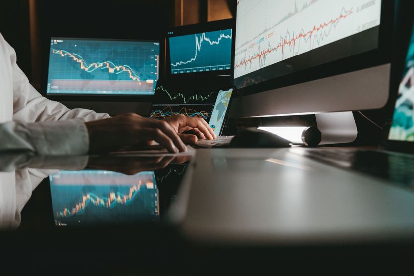 Close-up of male trader typing on computer keyboard while trading on stock market in night office Les fonds spéculatifs et le marché de la dette publique