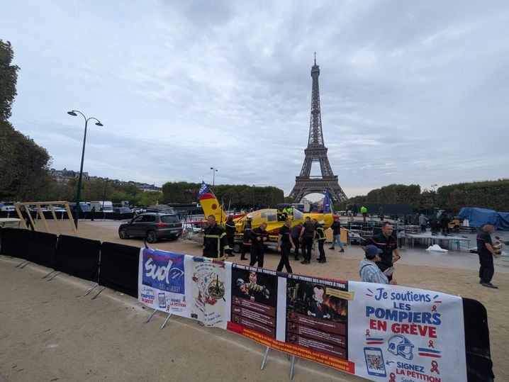 0ef9e2f0-af79-4c09-b28c-3744f62c0899 Les Pompiers en Grève au Champ-de-Mars : Revendications et Solidarité
