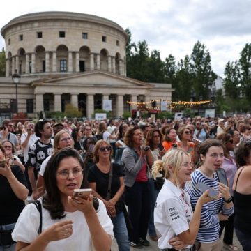 Céline Dion renouvelle son tournoiement musical en France