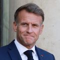Emmanuel Macron visite la base aérienne 115 pour le service national