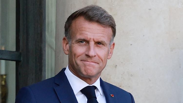 17ed55f8-9d9e-4b79-a2e1-7f981dcc0a5b Emmanuel Macron visite la base aérienne 115 pour le service national