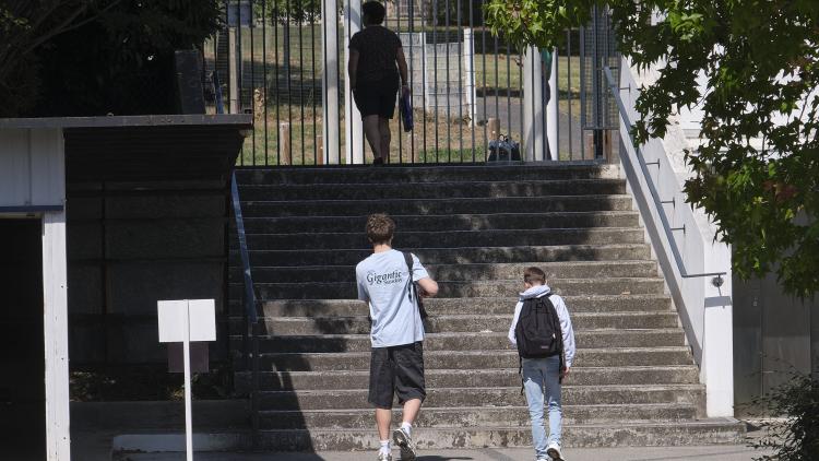 17f9467c-68e0-4383-bff4-19273cd0764b Manque de professeurs dans les établissements scolaires français