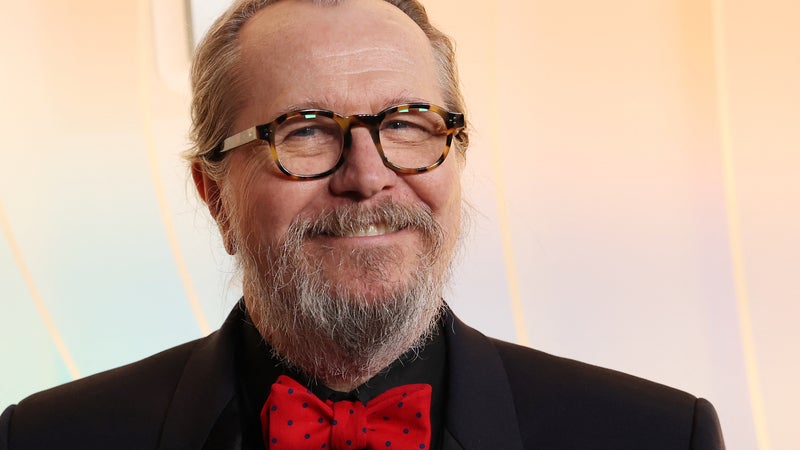 2866e7b5-27a4-4224-ac9c-e6d0440246b6 Quête du nouveau James Bond : Gary Oldman soutient Jack Lowden