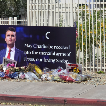 29a77033-a6d7-4fa4-9818-79594e71b508 La statue de Charlie Kirk vandalisée deux jours après son inauguration