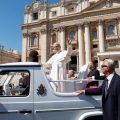 Transport de la papamobile pour la visite de Léon XIV en France