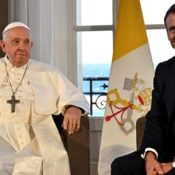 Emmanuel Macron et ses relations avec les papes François et Léon XIV
