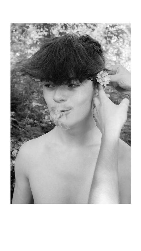 47b02d75-3713-4f84-af5c-6d5c92f7b8d6 Le Photographe Caleb Stein et son Œuvre sur les Rives de l’Hudson