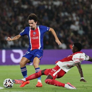 Début de saison difficile pour le PSG, succès pour Lyon face à Auxerre