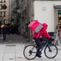 Contestation des anciens livreurs de Foodora : une demande de compensation au tribunal