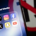 Une nouvelle version de l&rsquo;interdiction des réseaux sociaux pour les moins de 15 ans en France