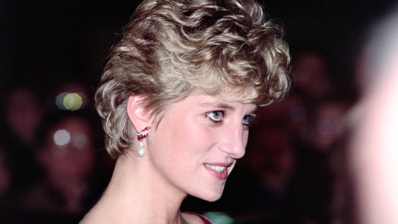 66df2a47-ecbd-4e25-8ef1-f639d96b1ed2 La Vente Aux Enchères de la Robe Iconique de la Princesse Diana