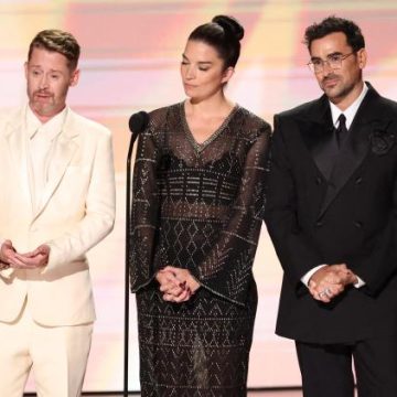 6ad42152-a7d9-46cf-a651-458d3cfe7cd6 Hommage touchant à Catherine O’Hara par ses enfants de fiction aux Emmy Awards