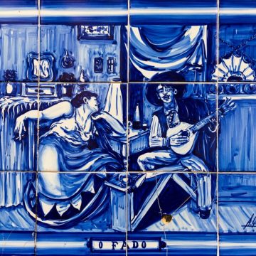 Picturesque Azulejo in Alfama district, Lisbon, Portugal Un poème pour la route : premiers Quatrains, de Fernando Pessoa