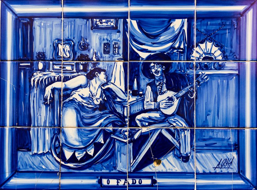 Picturesque Azulejo in Alfama district, Lisbon, Portugal Un poème pour la route : premiers Quatrains, de Fernando Pessoa