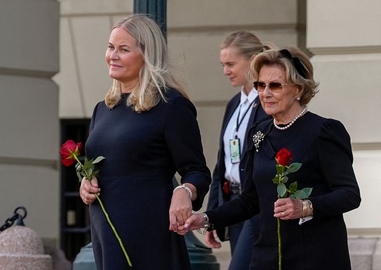 King Harald V is dead. La reine Mette-Marit absente de l’investiture du roi Haakon VIII
