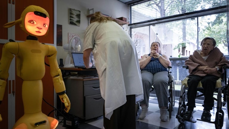 7cf6443a-9bd4-4325-ab97-b0677e56a57a Quand l’IA accompagne les malades d’Alzheimer grâce à des compagnons artificiels