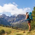 Sur les chemins de Compostelle : Entre quête spirituelle et influence numérique