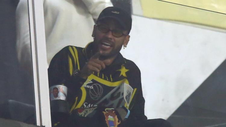 8221b0f5-527f-4dd5-a385-1e015a5f5500 Neymar absent pour blessure mais présent dans les tribunes