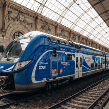 Nice, France - May 16, 2026: Modern blue TER regional train operated by ZOU! and Transdev standing at Nice Ville railway station in Nice, France Changements dans les habitudes de transport face à la hausse des prix des carburants