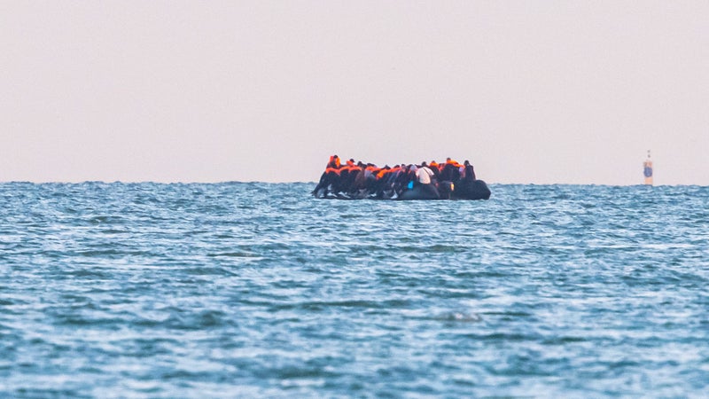 8d5a048b-89d7-4f27-affa-7ecf588d86ef Migrants en route vers le Royaume-Uni reçoivent assistance en mer