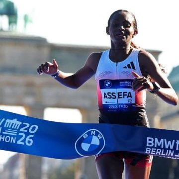 Une performance historique malgré l&rsquo;adversité : Tigst Assefa triomphe au marathon de Berlin