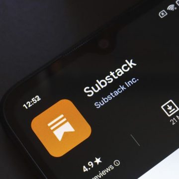 October 31, 2024, Brazil. In this photo illustration, the Substack app logo is displayed on a smartphone screen Substack : Une Plateforme en Pleine Expansion