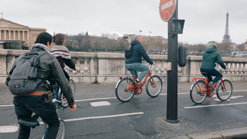 95f2a4e8-23d4-4daa-816c-c40001f13b21 La Sécurité des Cyclistes à Paris : Appels pour des Aménagements Permanents