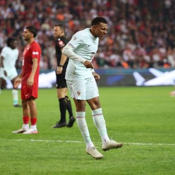 9e8a58a1-19f2-4b87-9d52-f445bcf0dad1 Kylian Mbappé blessé lors de la victoire contre la Turquie