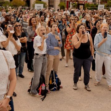 La Célimania envahit Paris : un karaoké géant en hommage à Céline Dion