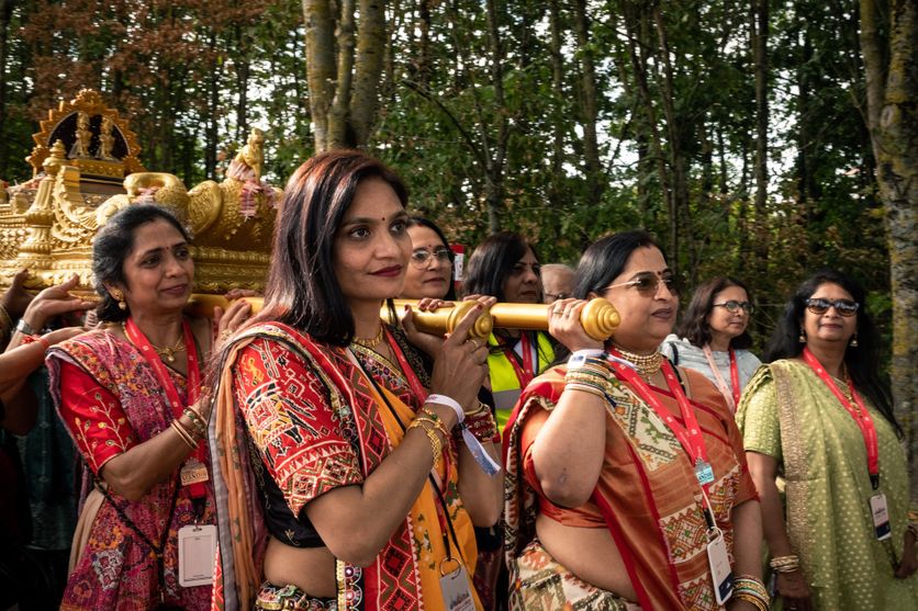 célébrations culturelles indiennes pour l'ouverture du premier temple hindou -mandir- en France Un temple hindou inaugure une controverse autour de la Tour Eiffel fermée