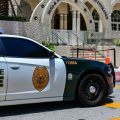 Arrestation en Floride : un intrus caché sous le lit d&rsquo;un couple en hôtel
