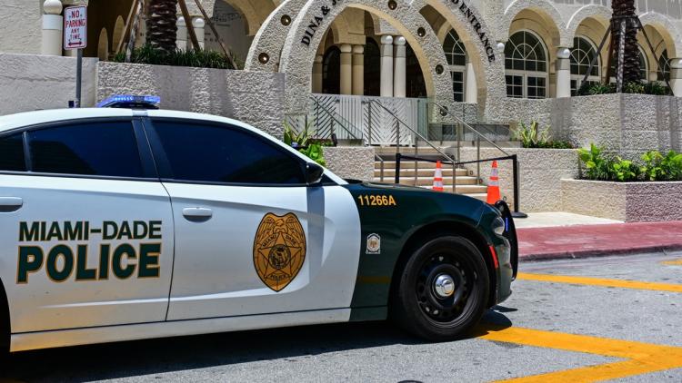 d67b6c19-fc35-4e8d-9374-8c82f45c4556 Arrestation en Floride : un intrus caché sous le lit d’un couple en hôtel