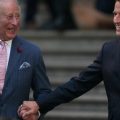 Charles III et Emmanuel Macron célèbrent les liens franco-britanniques à l&rsquo;exposition de la Tapisserie de Bayeux