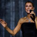 Céline Dion charme le public parisien lors de son retour sur scène