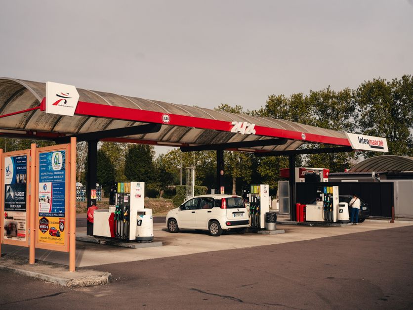 Vue de la sattion essence Intermarché de Saint-Florentin dans l'Yonne. La dépendance automobile à Saint-Florentin face à la crise des carburants