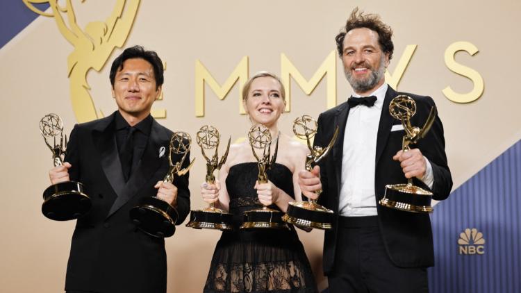 ed4b3e1d-56c5-43a3-ae5f-0aa9f56ba675 La 78ᵉ cérémonie des Emmy Awards : Une soirée triomphale pour « Widow’s Bay »