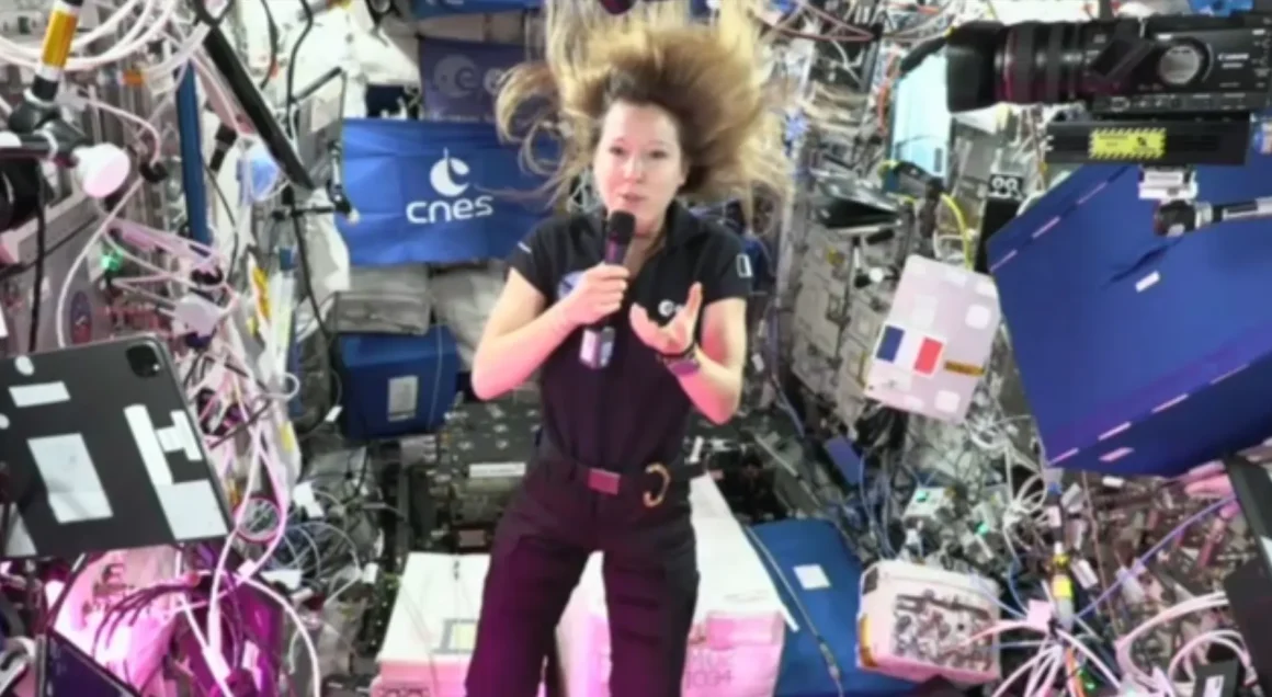 ed98c5ac-2eb4-4882-930e-a42cb64d8772 Sophie Adenot : Trois Sorties Extravehiculaires Réussies