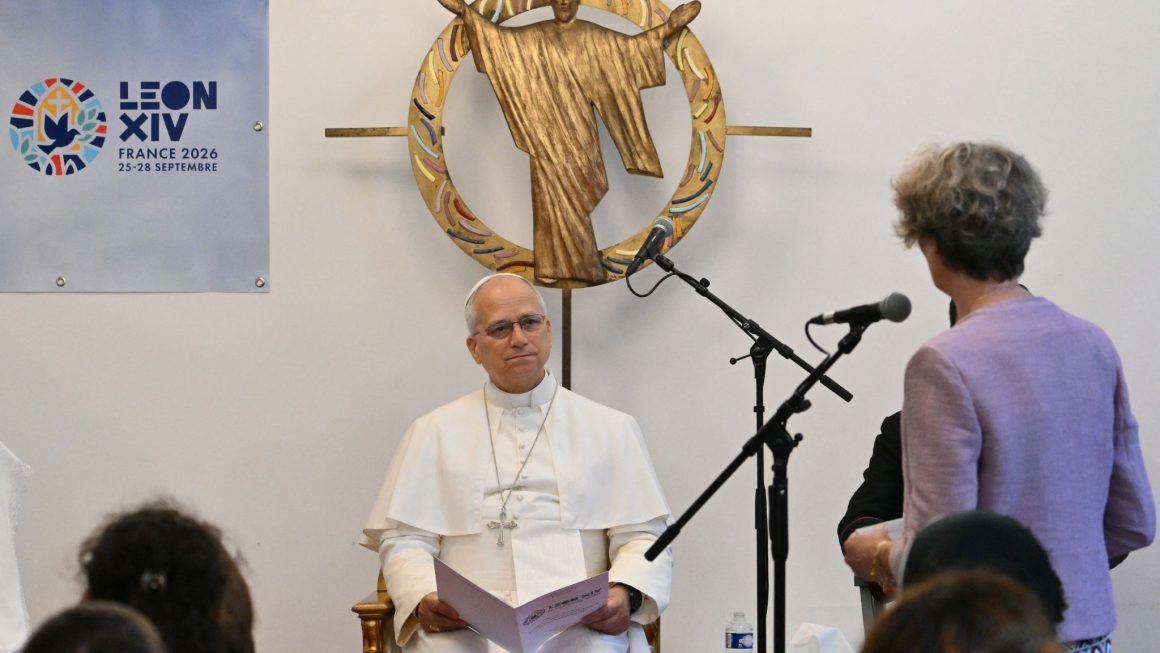 Le voyage du pape Léon XIV en France : rencontres avec les fidèles et moments de prière