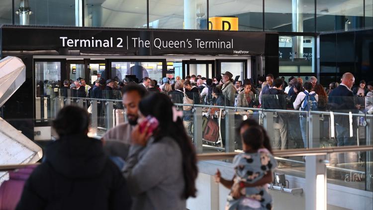 f17c9dea-3c49-4a95-837c-cdedc8b210d6 Perturbations majeures dans les aéroports britanniques en raison d’une panne