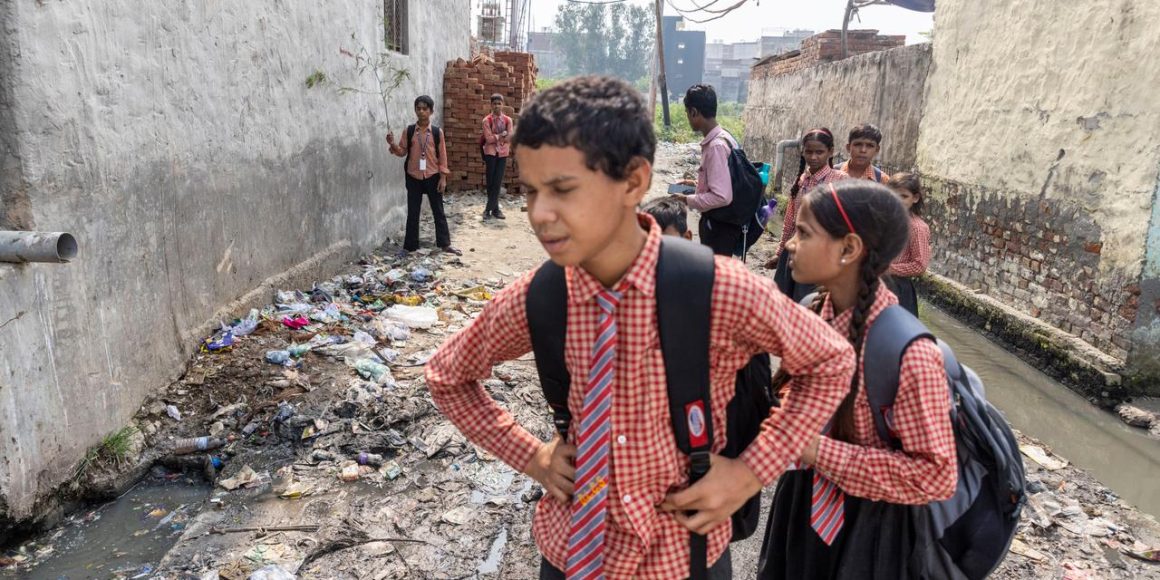 f6dd8f18-90f6-4dd7-a824-bd9d7212a450 Audits des écoles par le Parti du peuple cafard en Inde