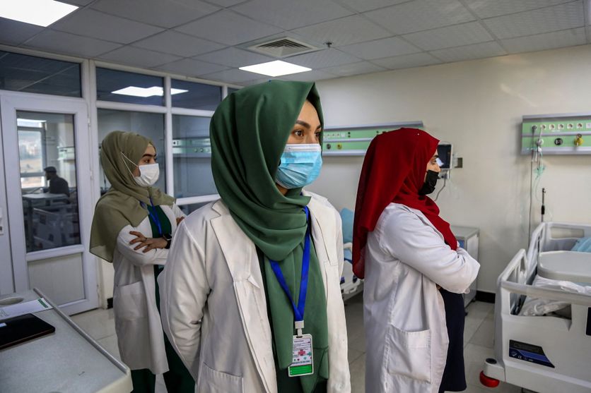 Taliban bans female medical education, Afghan female doctors and midwives face setback Pression sur les Étudiants en Médecine Afghans au Pakistan