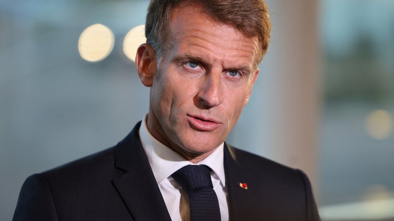 09765e8e-10e0-4c42-aef7-7280e0080f63 Emmanuel Macron déclare que le gouvernement n’a pas envisagé de couper les réseaux sociaux