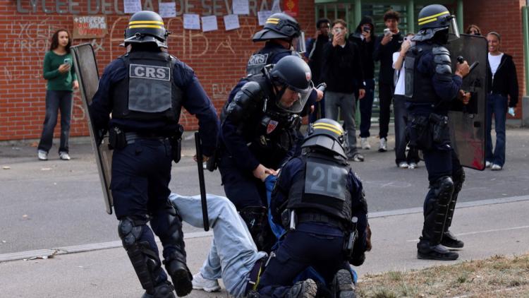 0cff6ce2-d03c-414a-a78c-31759a17d61e Manifestations et tensions autour des établissements scolaires en France