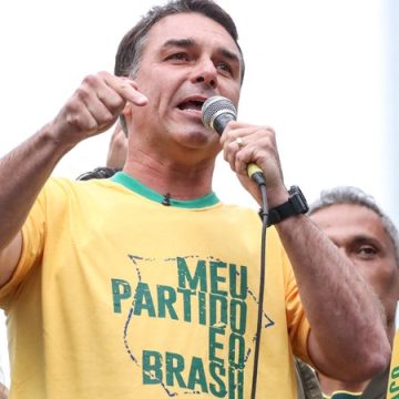 0d6aed70-2117-4da5-a014-84de6d5082ae Départ de Flavio Bolsonaro pour l’Équateur après sa Défaite Électorale