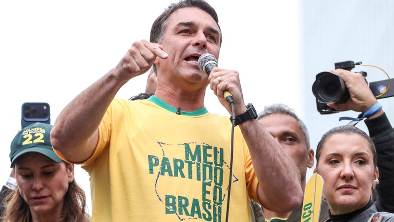 0d6aed70-2117-4da5-a014-84de6d5082ae Départ de Flavio Bolsonaro pour l’Équateur après sa Défaite Électorale