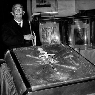 Le Vol de la Couverture du Livre de l’Apocalypse par Salvador Dali