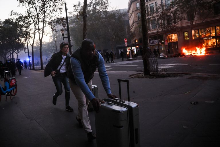 FRANCE-SOCIAL-DEMO Les violences urbaines à Paris et leur impact sur le tourisme