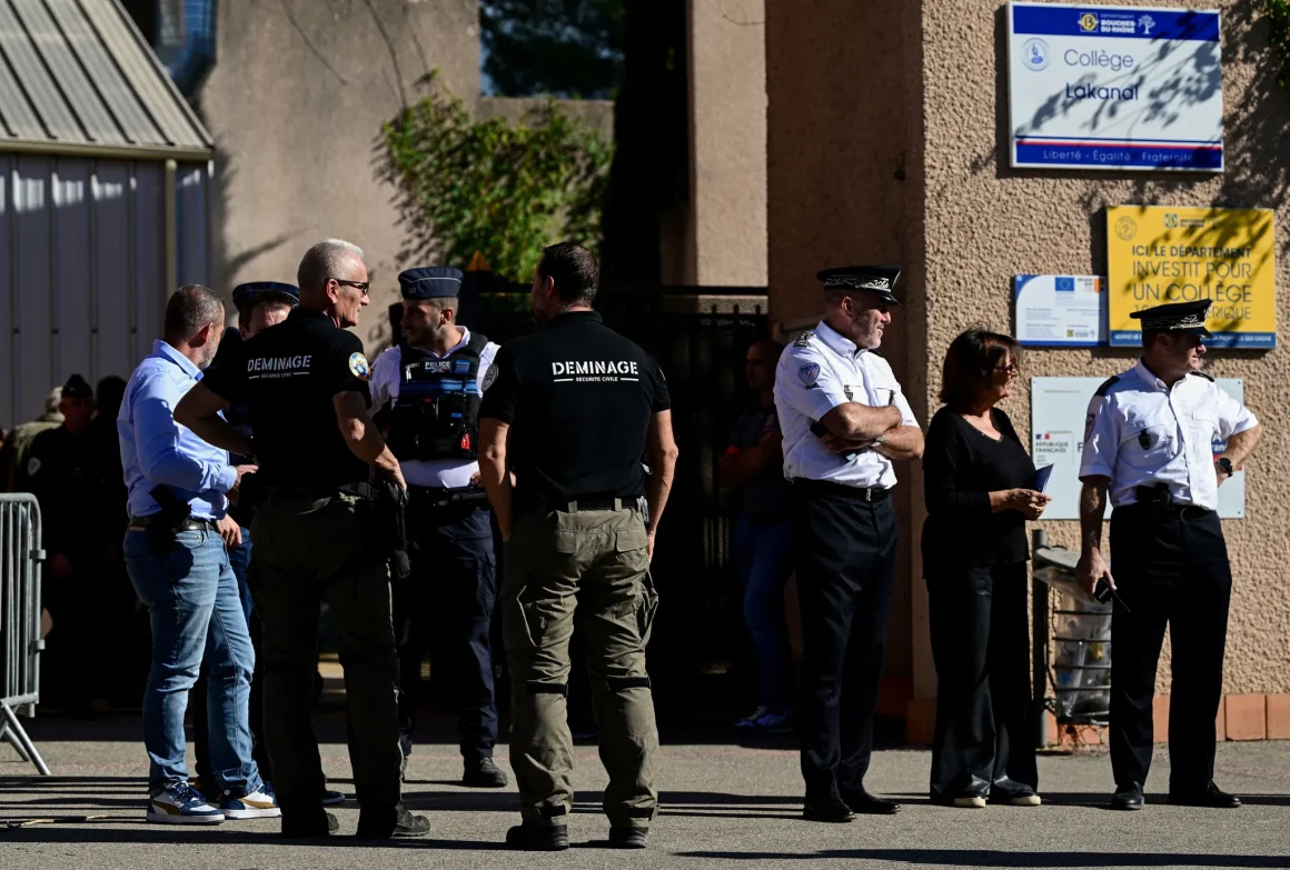 22c15881-bb68-4579-8c16-2e584a67e842 Un collégien influencé par une mouvance ultraviolente placé en détention