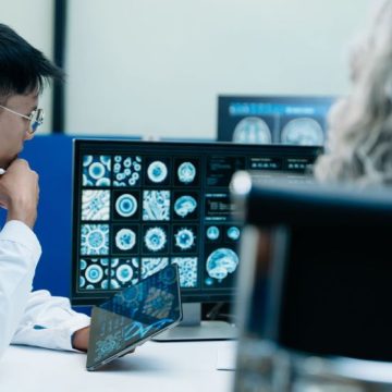 Medical team analyzing brain scans and genetic data in a modern lab to advance clinical diagnosis and healthcare Nouvelles avancées dans les thérapies géniques pour le cerveau
